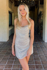 Robe courte scintillante à sequins et dos nu croisés, col bénitier - Champagne